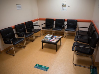 Salle d'attente des patients déjà injectés
