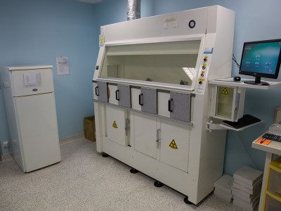 Laboratoire pour la préparation du radio-pharmaceutique à injecter au patient (hotte)