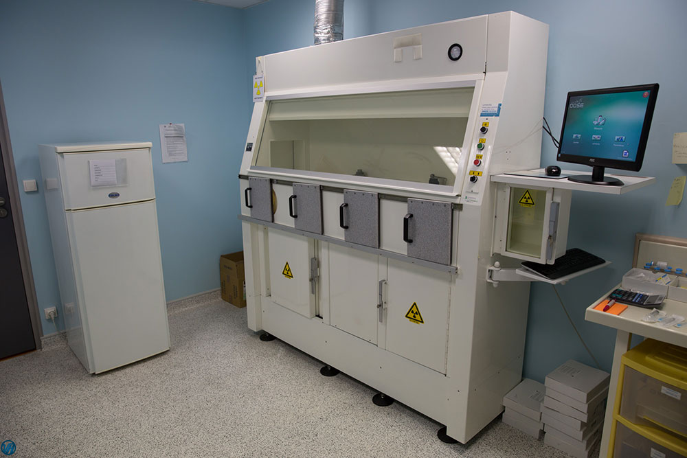 Laboratoire pour la préparation du radio-pharmaceutique à injecter au patient (hotte)